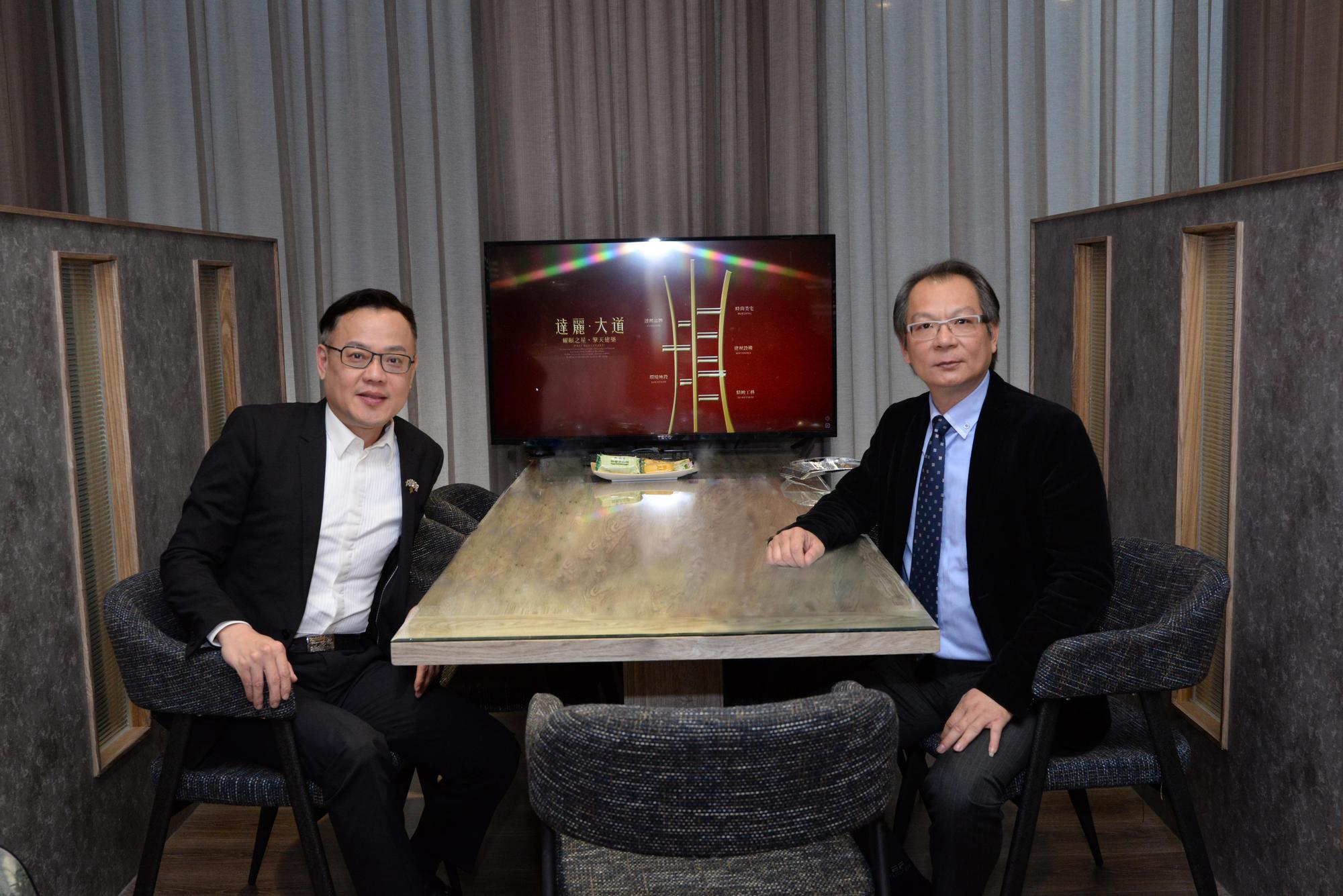 達麗建設執行副總經理梁景清與上揚國際建築團隊總經理林聰麟二巨頭聯手,達麗大道銷售2個月就賣出百戶佳績。(傑芳廣告提供)