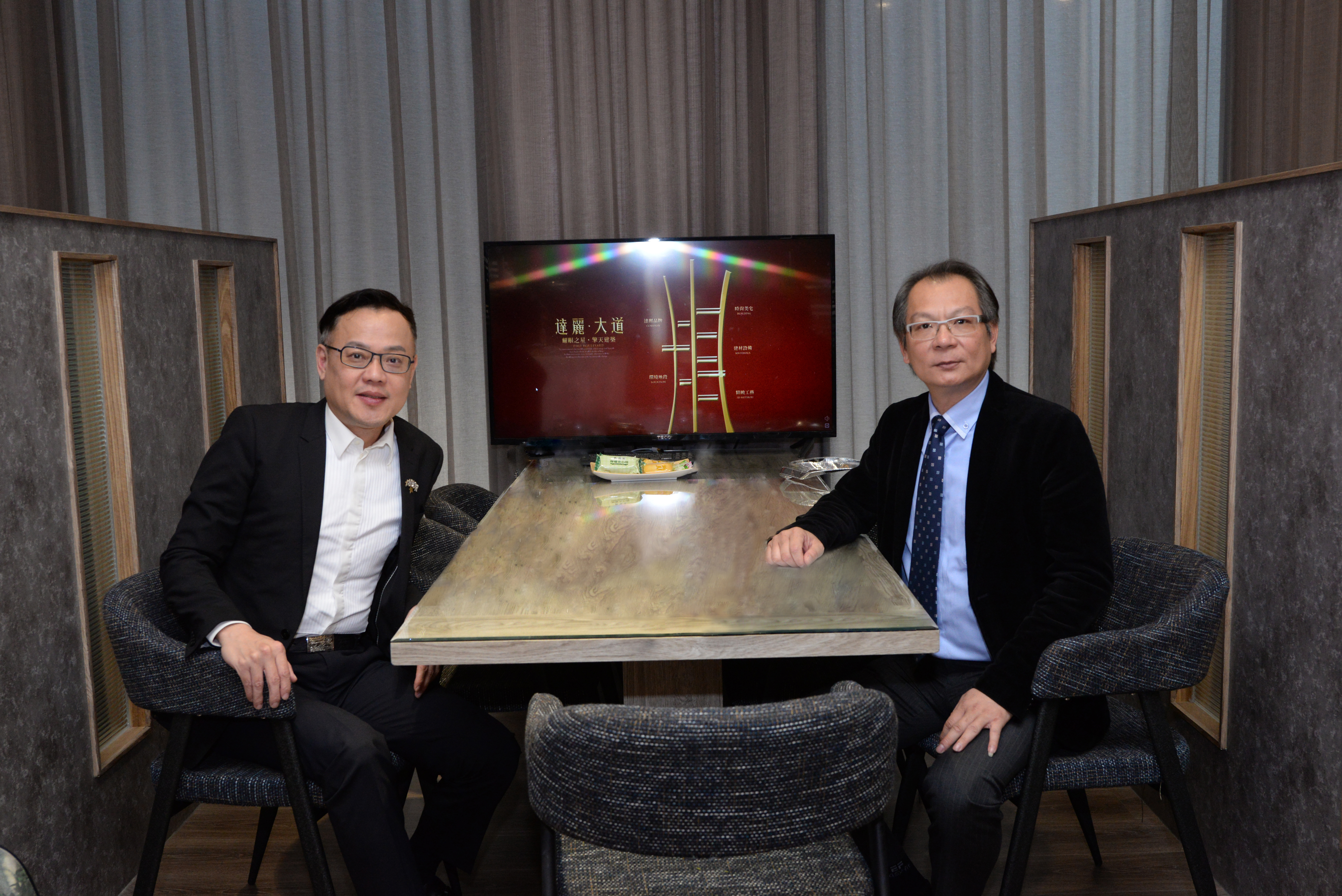 達麗建設執行副總經理梁景清與上揚國際建築團隊總經理林聰麟二巨頭聯手，達麗大道銷售2個月就賣出百戶佳績。（傑芳廣告提供）