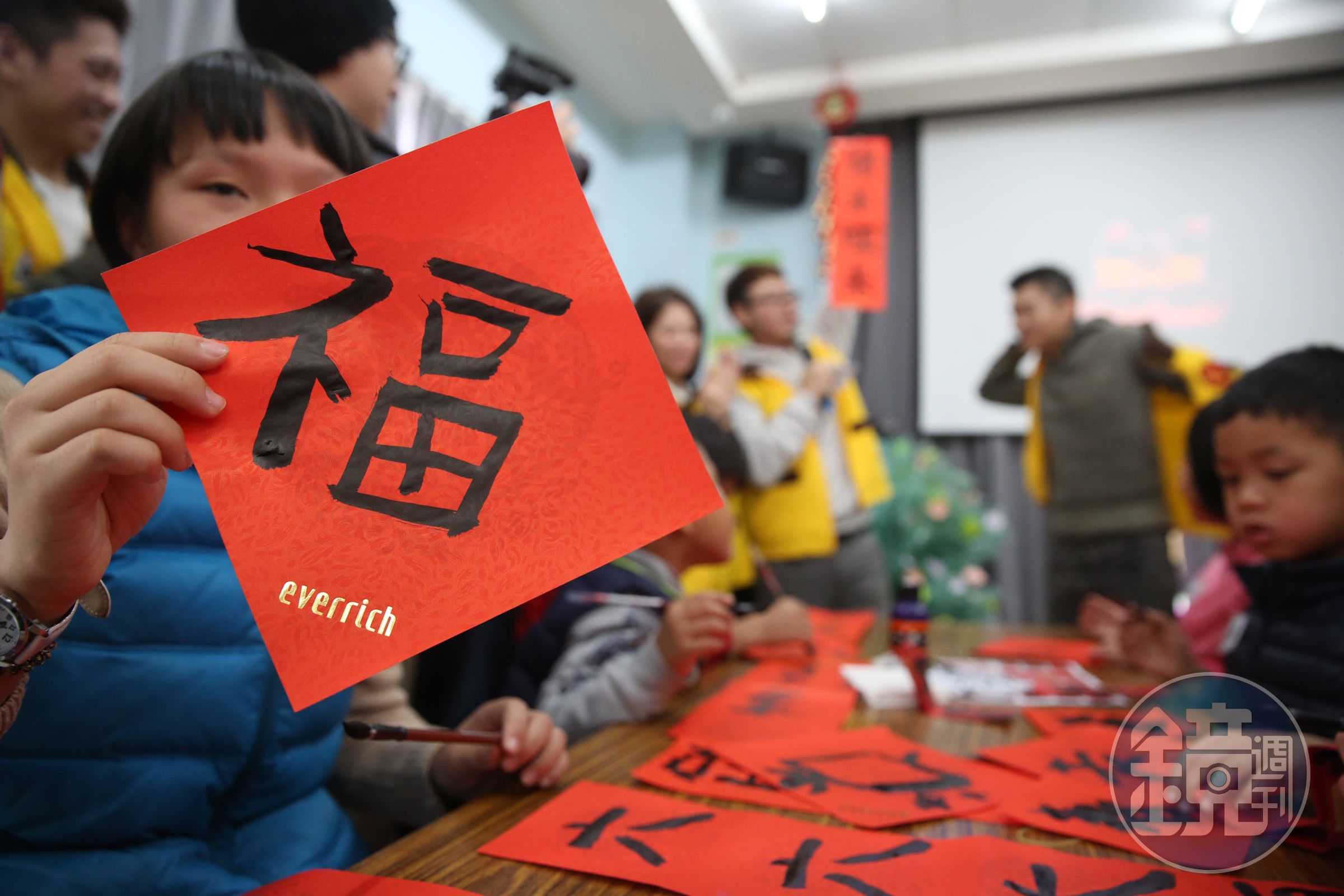 迎接農曆新年，昇恆昌志工團隊帶著育幼院孩童們揮毫寫春聯。