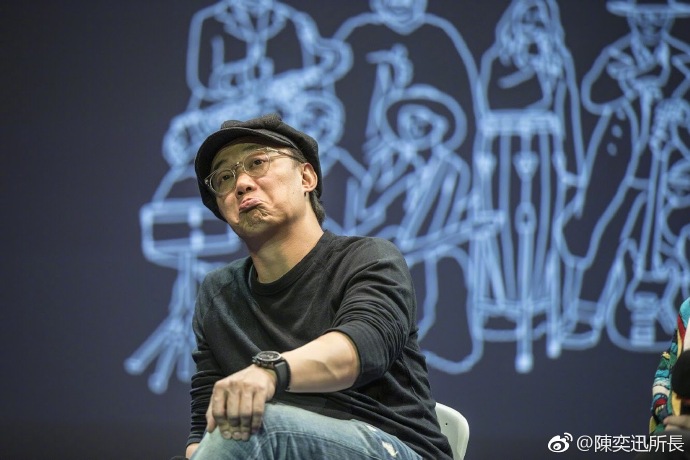 陳奕迅在分享會上被白目同學惹毛，在台上擺起臭臉，回到後台還氣到怒踹牆壁。（翻攝自陳奕迅微博）