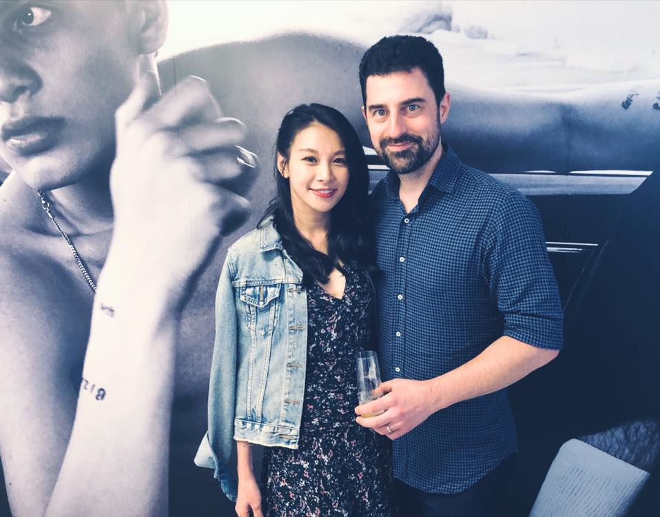 艾莉絲與英籍外交官結婚一週年，今（29日）在臉書發文向老公告白放閃。（翻攝自艾莉絲 X IRIS臉書）