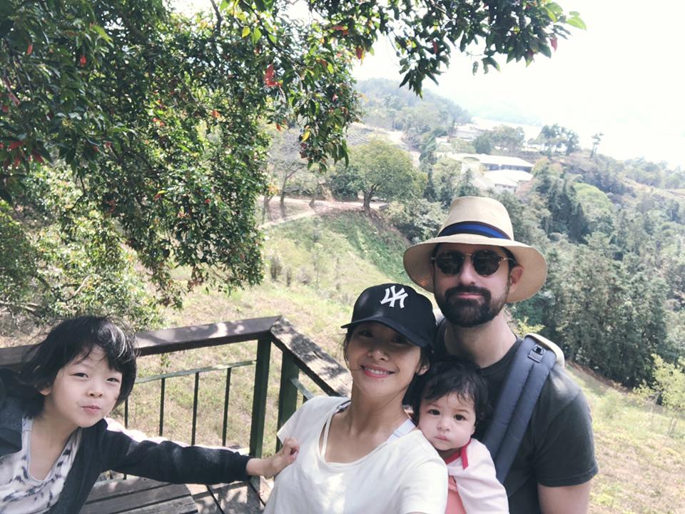 艾莉絲去年梅開二度嫁給英籍外交官，一家四口感情相當好。（翻攝自艾莉絲 X IRIS臉書）