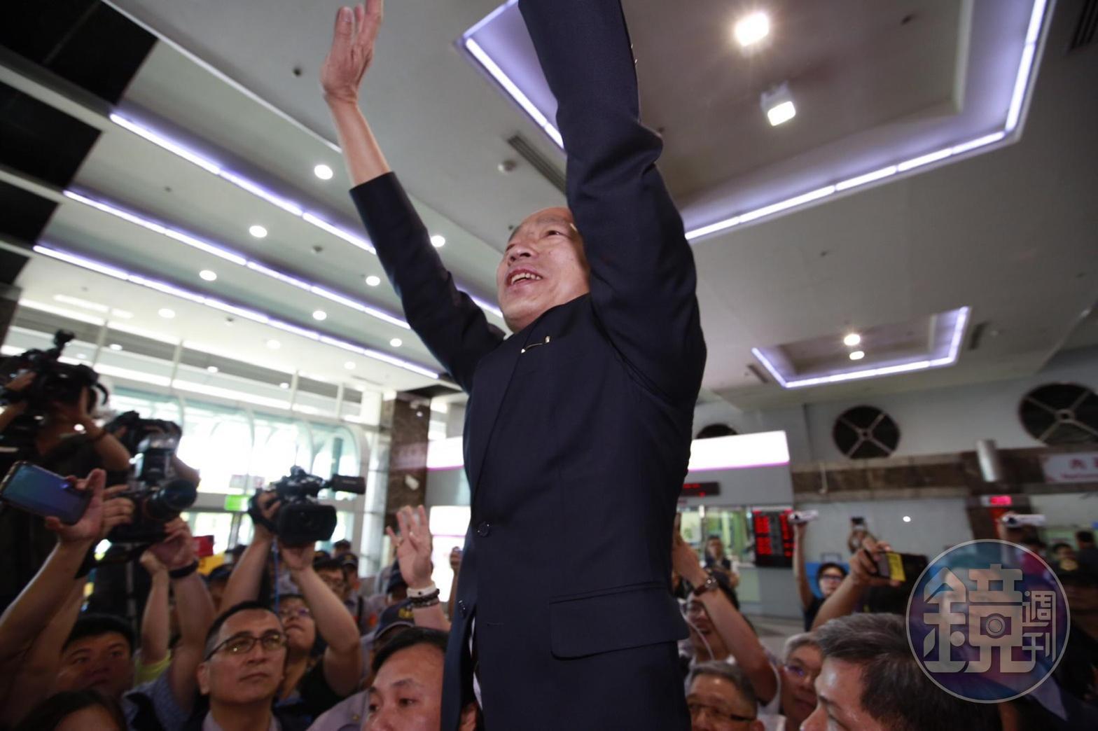 韓國瑜昨(28日)結束訪中行程,返抵小港機場時,身旁2名隨扈將他高高舉起,引起爭議。