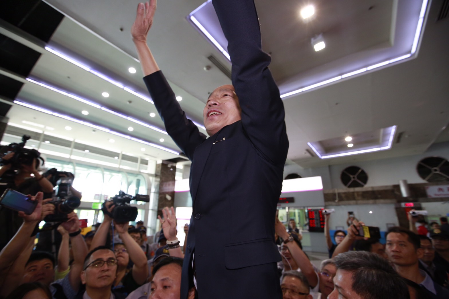 韓國瑜昨日在機場時，讓身旁2名隨扈員警抱大腿扛起，遭桃園市議員王浩宇怒轟「像封建時代的皇帝」。