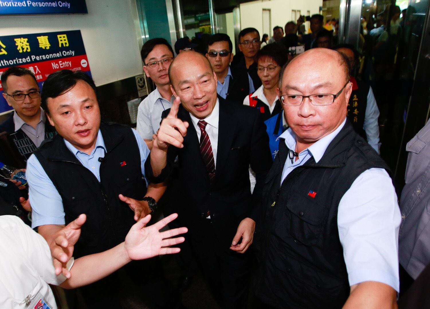 韓國瑜今（29日）表示，隨扈將他高高舉起是自己的意思，沒有安全的問題。