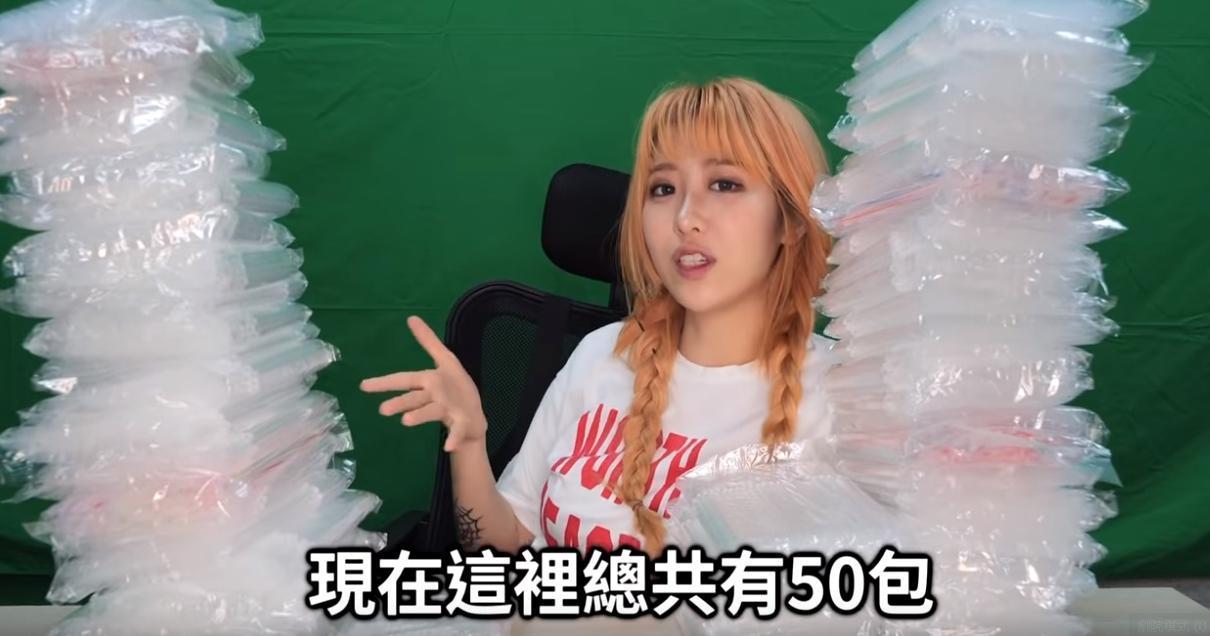 網紅美麗妄娜近日她在影片中進行「最長距離喝奶紀錄」挑戰，被許多網友批評「不環保」。（翻攝美麗妄娜Youtube）