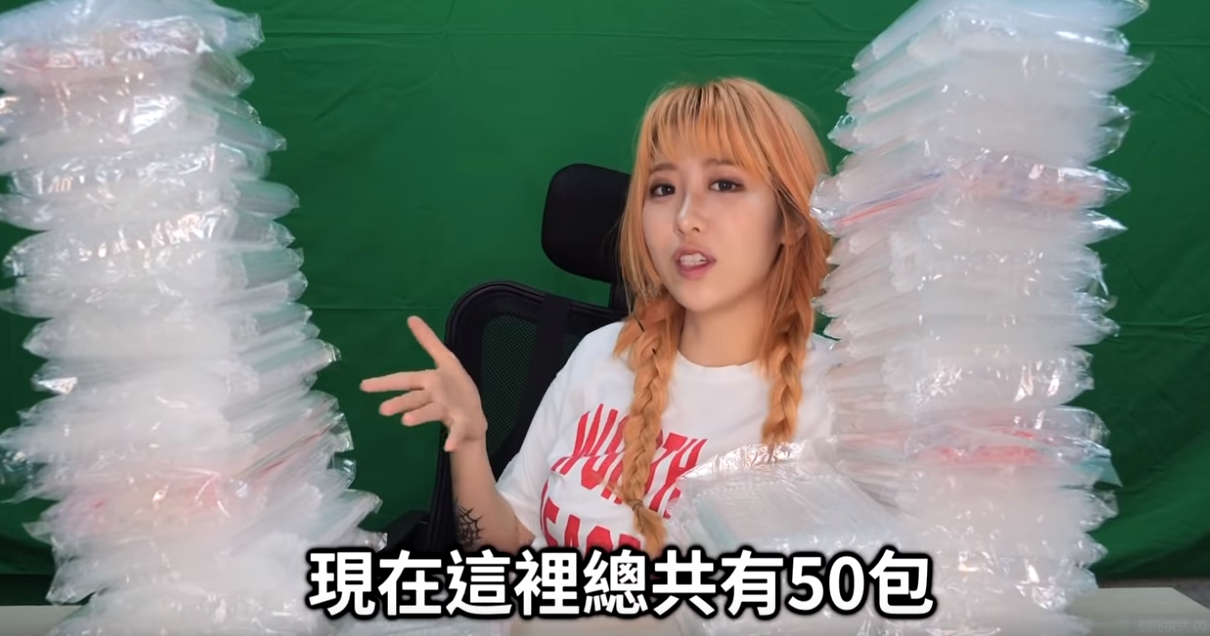 網紅美麗妄娜近日她在影片中進行「最長距離喝奶紀錄」挑戰,被許多網友批評「不環保」。(翻攝美麗妄娜Youtube)