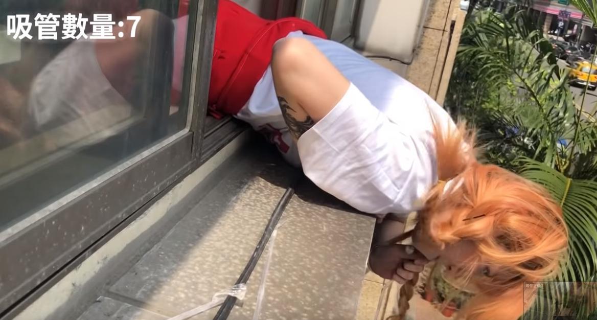  美麗妄娜在喝奶茶的過程中幾乎半身都趴在窗外，也讓觀眾捏一把冷汗。（翻攝美麗妄娜Youtube）