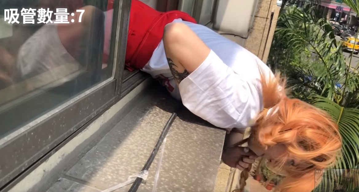  美麗妄娜在喝奶茶的過程中幾乎半身都趴在窗外，也讓觀眾捏一把冷汗。（翻攝美麗妄娜Youtube）