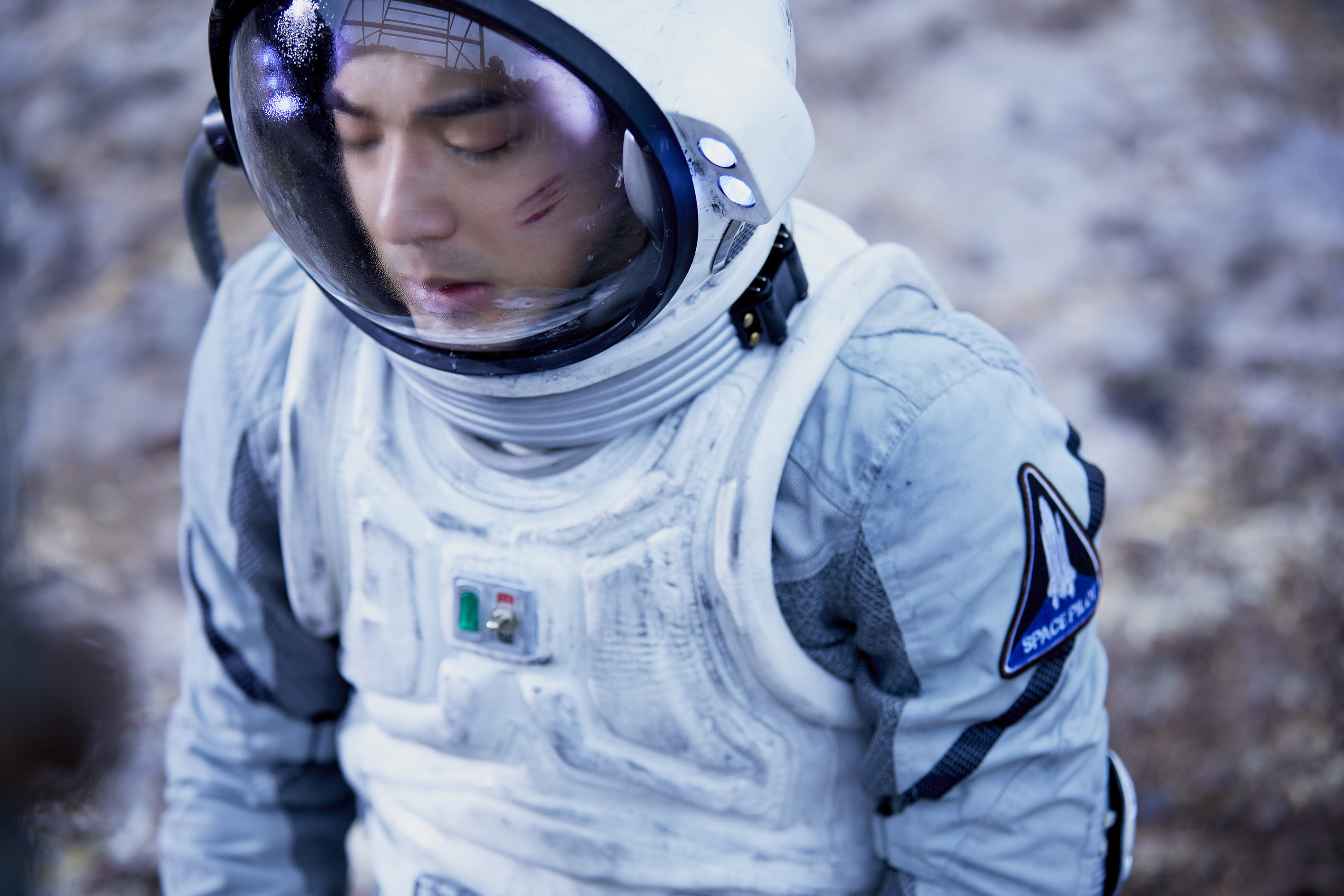 王大文扮太空人拍MV,一時悲從中來狂哭不止。(環球提供)