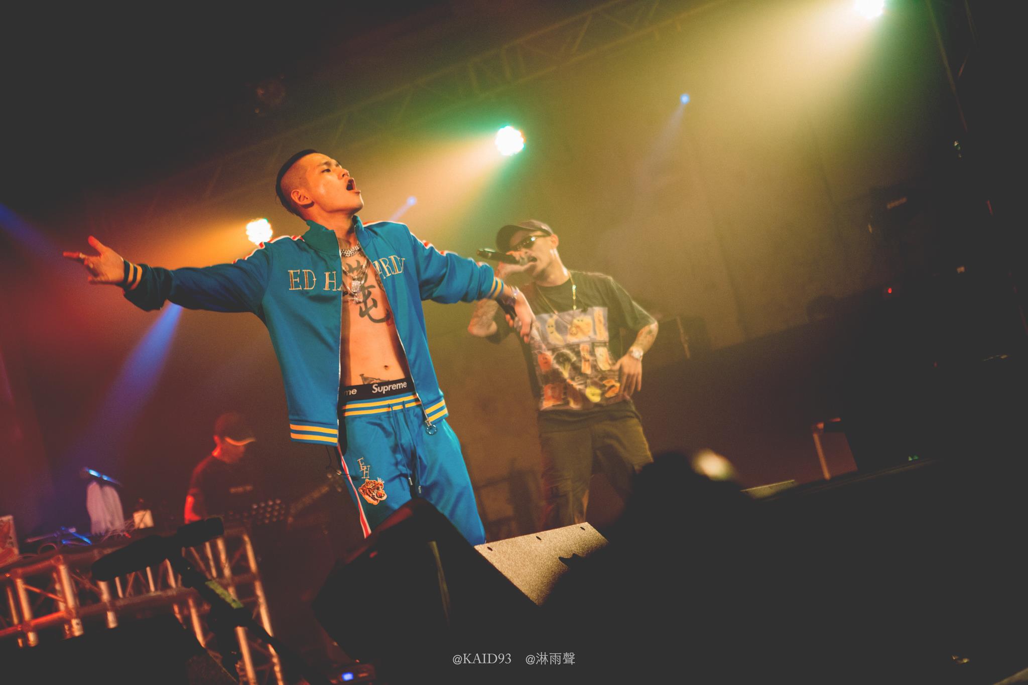 草屯囝仔新歌〈為此時而唱〉MV，集結他們在台灣各地廟會、商演及校園演唱畫面。（混血兒娛樂提供）