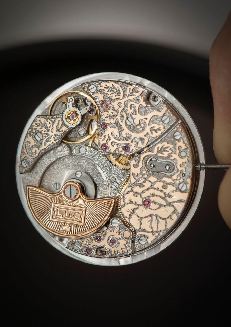 L.U.C 96.23-L機芯夾板上運用精細的fleurisanne雕刻工藝，完全以手工精雕細刻。此裝飾技術在19世紀盛行一時。製錶工匠在工作坊中重現此一美學，在機芯上雕飾精美的渦旋紋和花卉圖案。