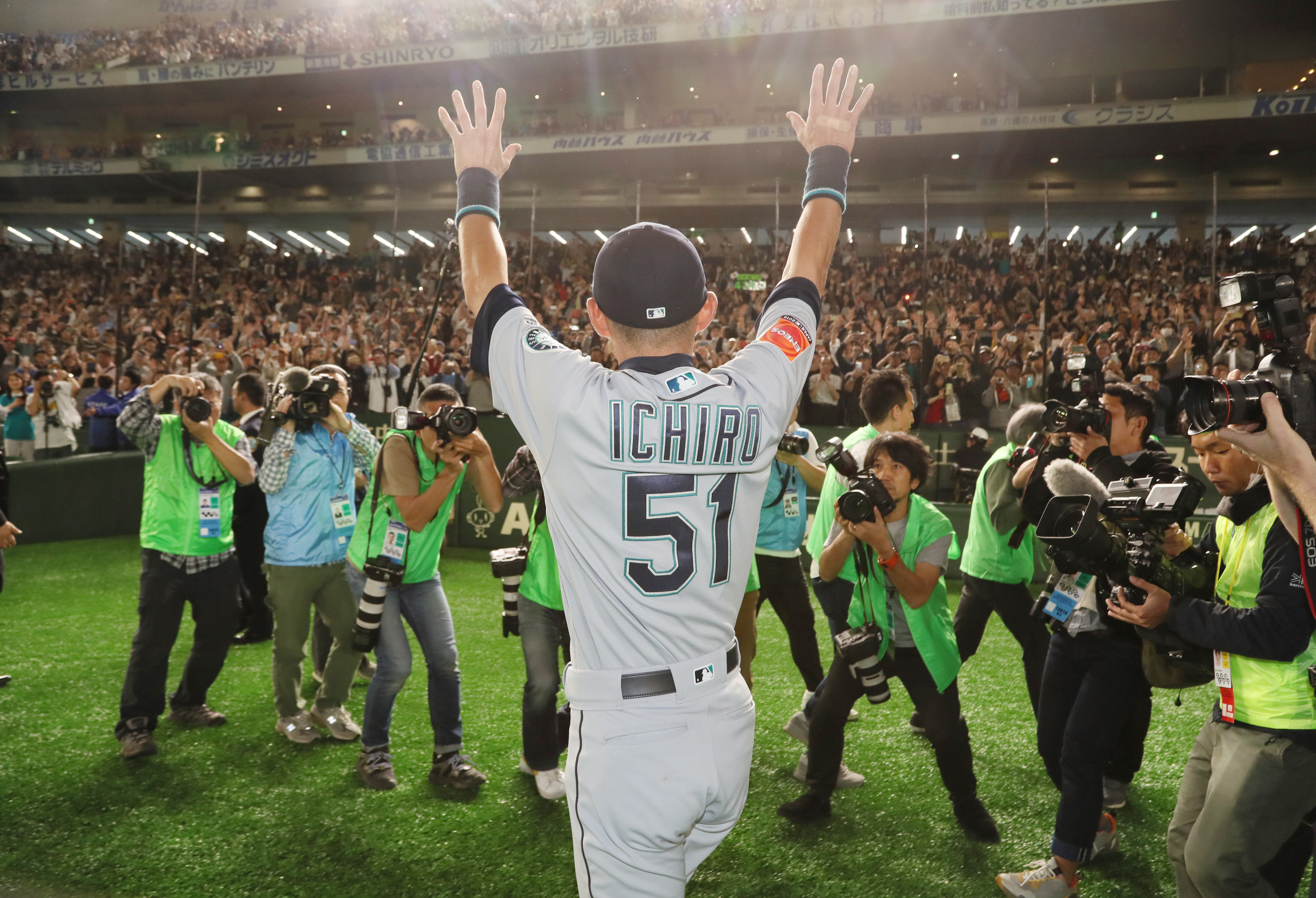 鈴木一朗21日在東京巨蛋開幕戰結束後，正式宣布退休卸下球員身分。（東方IC）