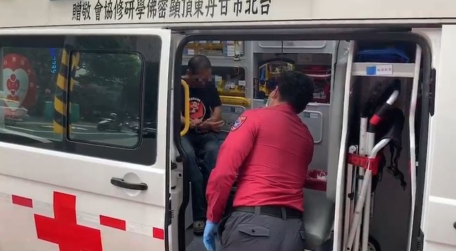 男子偵訊後被送往北市聯醫。（翻攝爆料公社）