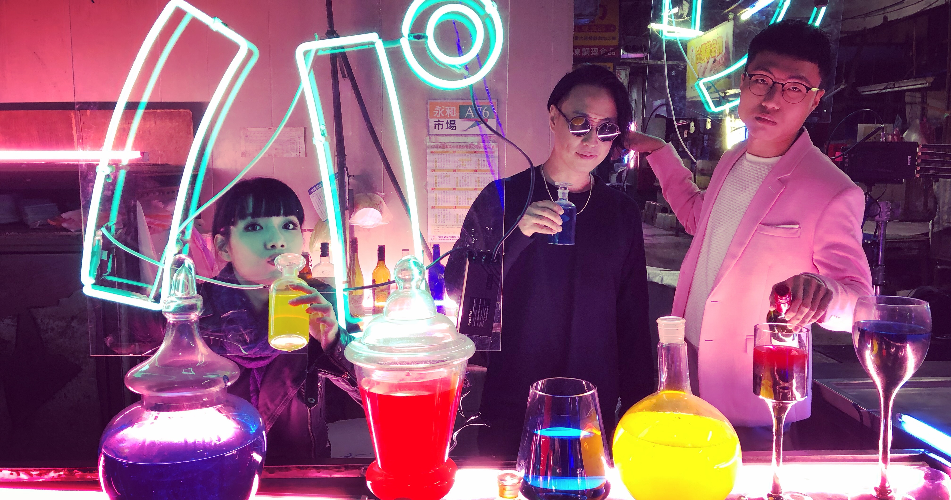 原子邦妮日前推出新歌〈逃生口〉MV，邀請Youtuber黃大謙跨刀擔任男主角。（滾石唱片提供）