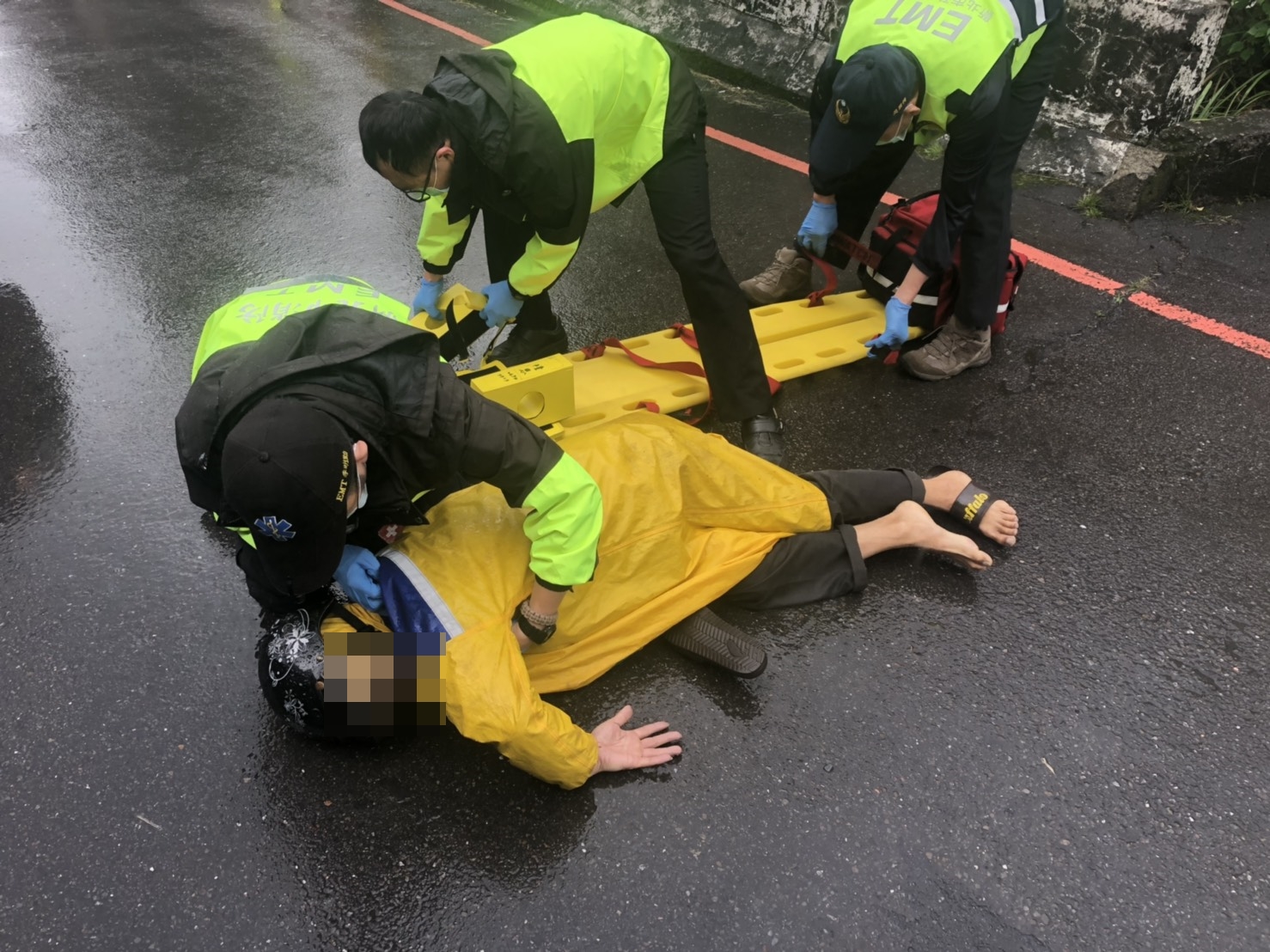 湯男持棍棒找戴男理論，卻遭戴男持鐵片反擊，造成下胸遭鐵片刺中，傷及內臟，導致出血過多送醫急救後不治。（翻攝畫面）