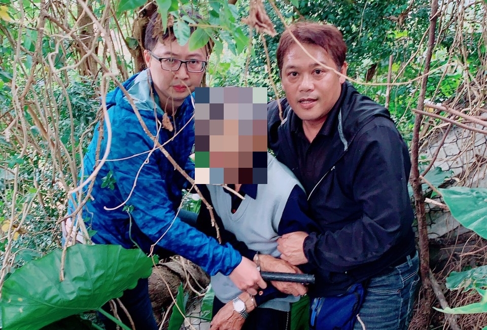 警方經過連日追查，昨日中午12時在柑園橋下的雞寮中將戴男逮捕。（翻攝畫面）