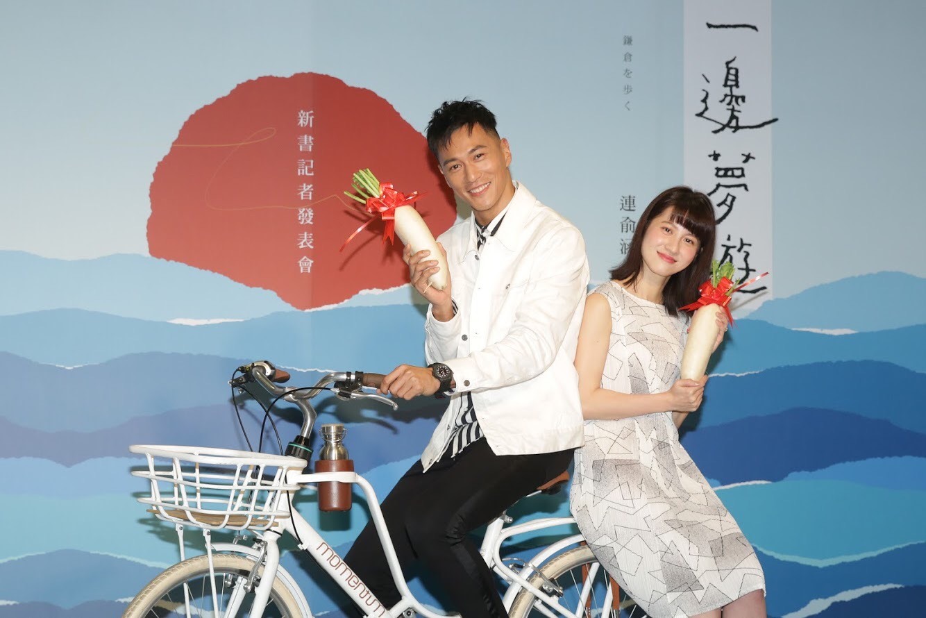 鍾承翰送上腳踏車與白蘿蔔給連俞涵，希望新戲有好彩頭，騎車有益身心。