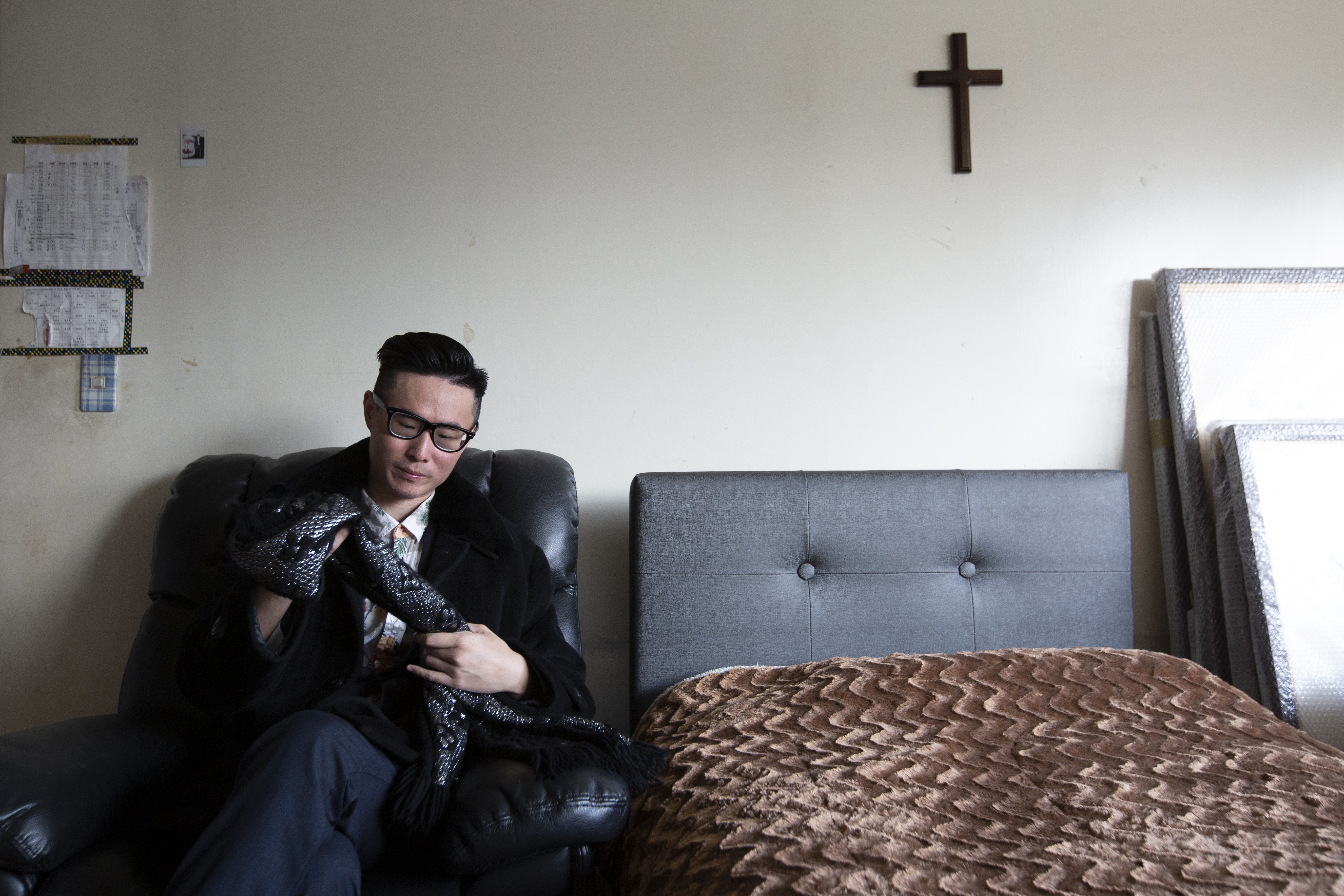 在父親的床旁談起父親，手中拿著父親曾圍過的圍巾，傅俊豪顯得有些感傷。