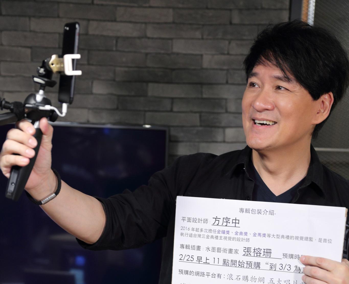 周華健在這張由舞台劇衍生而出的戲劇原聲作品《周華健張大春原創音樂劇 賽貂蟬》中,做了極大的努力。(滾石唱片提供)