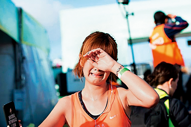 安心亞成功完成半馬路跑，抵達終點線時大哭，宣洩緊繃情緒。（NIKE提供）