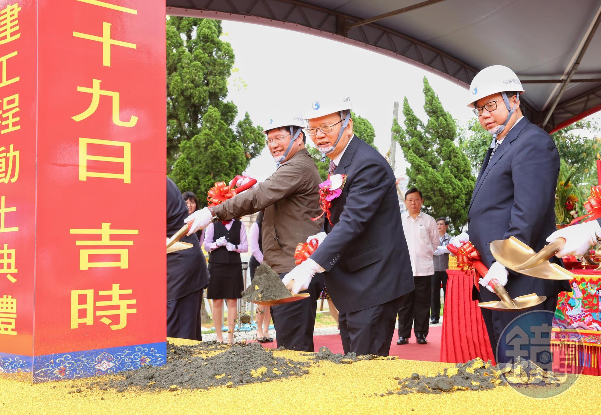 中華電信董事長鄭優（中）認為投資5G是一定要做的，台灣不能在這波浪潮中落後。