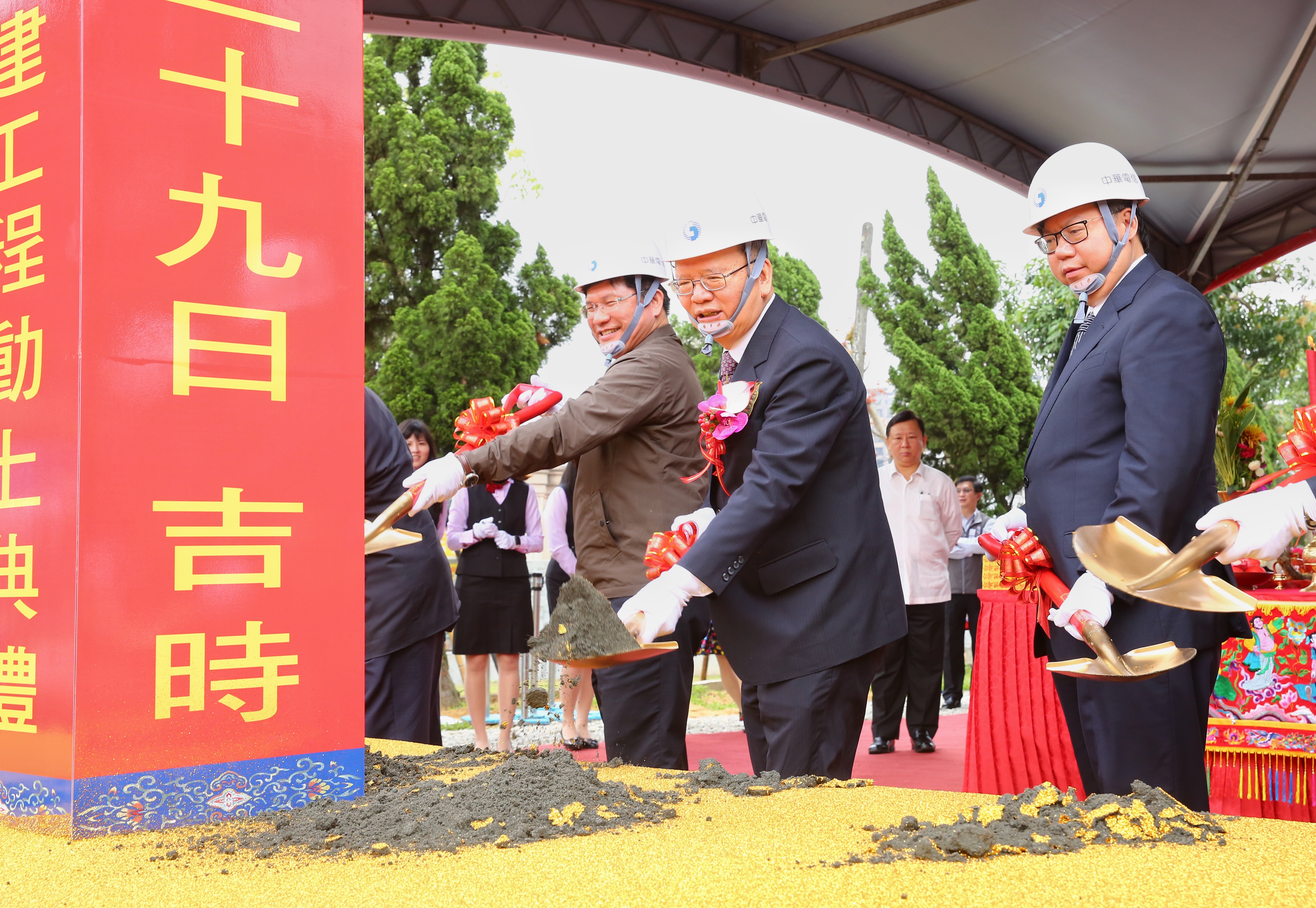 中華電信董事長鄭優（中）認為投資5G是一定要做的，台灣不能在這波浪潮中落後。