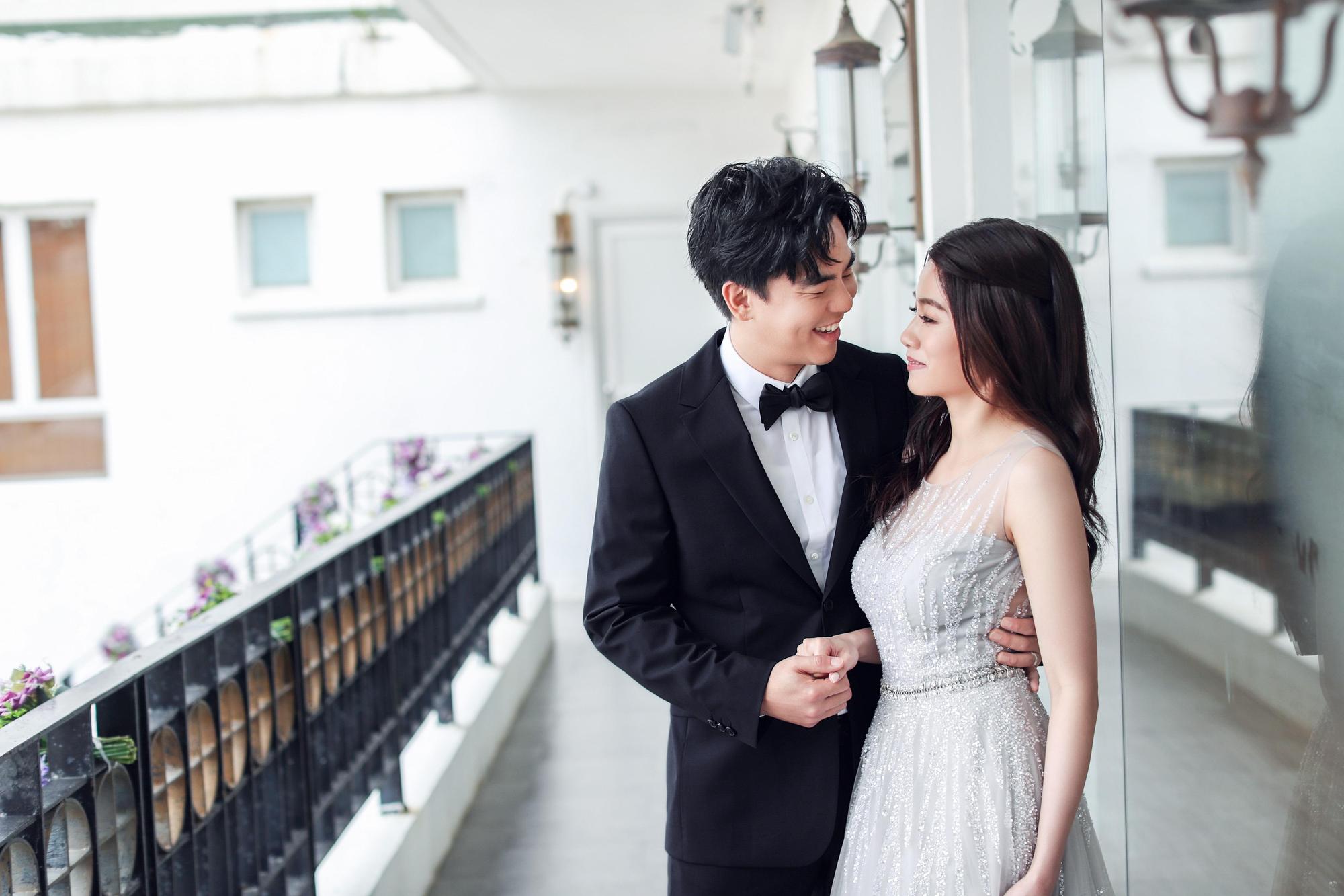 柯有倫與老婆Donna今在香港辦婚宴。（林莉婚紗提供）