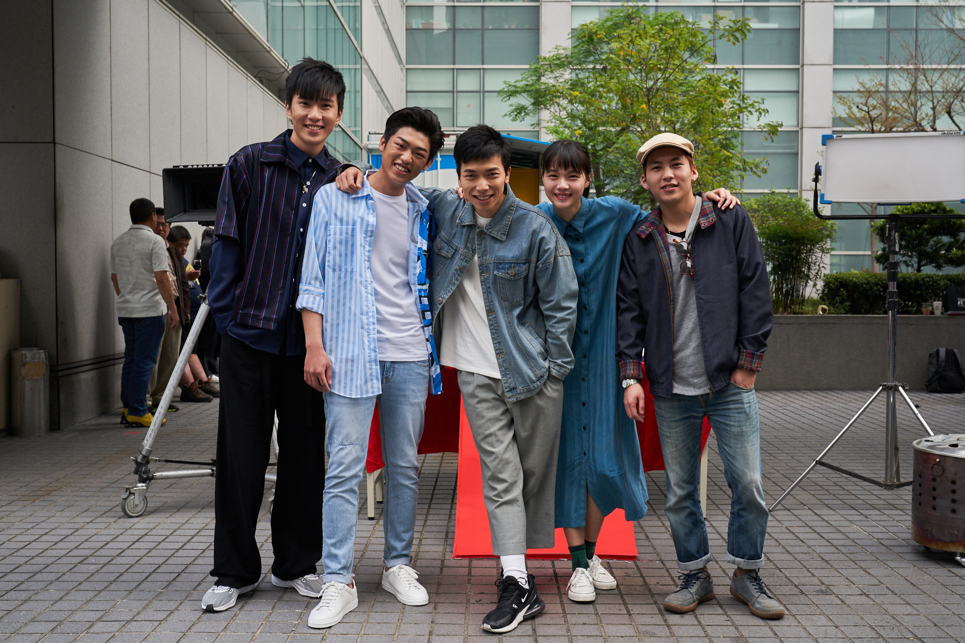 《綠蝴蝶》劇組開鏡拜拜，男演員一字排開左起：李純凱、謝章穎、楊傑宇、王真琳、巫建和。（緯來電影台提供）