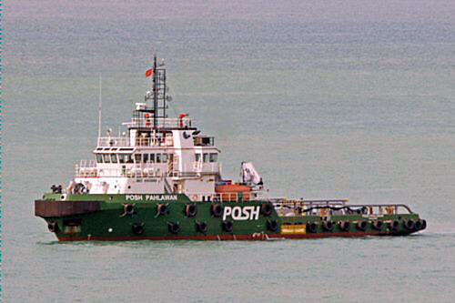 這艘新加坡籍的探鑽船，以「無害通過」非法在我國領海作業。（高雄海事公會提供）