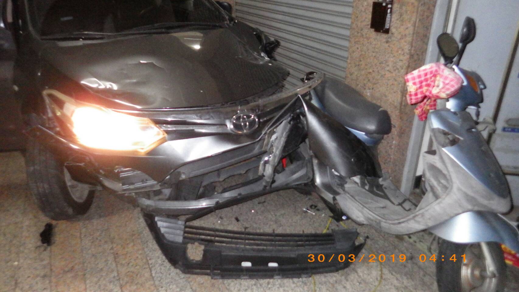 男子酒駕撞毀7輛機車，目擊者說駕駛還想要倒車逃逸，無奈被機車卡住才作罷。（警方提供）