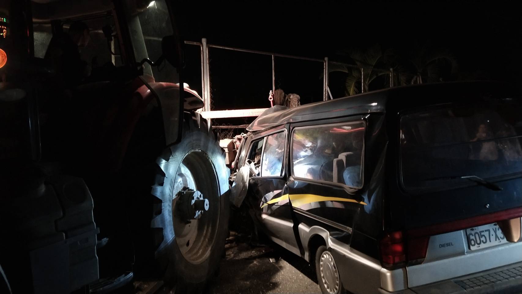 載有3名補習班學生的廂型車疑視線不佳撞上耕耘車，70歲的余姓駕駛當場身亡。（警方提供）