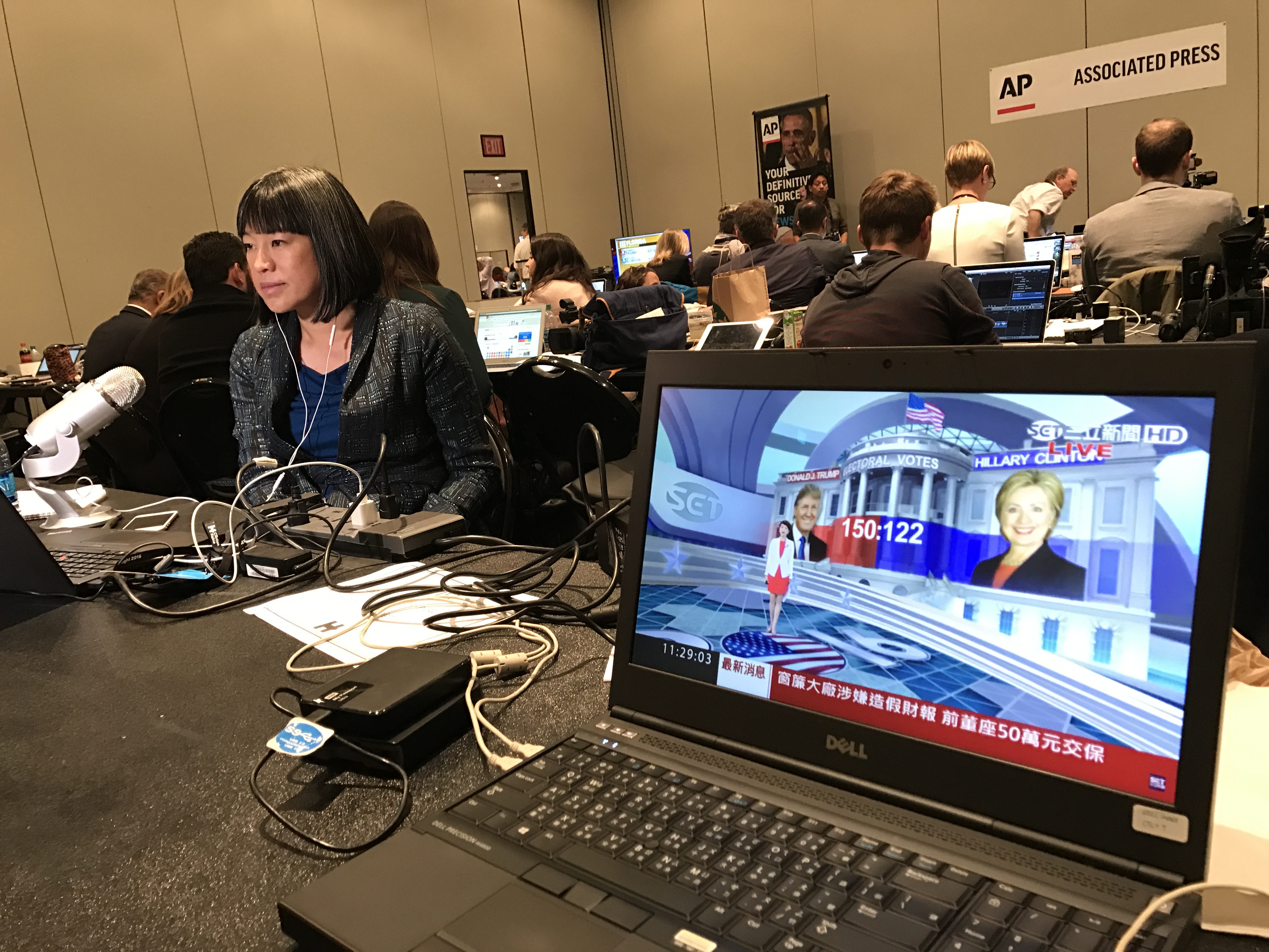 范琪斐是極資深的駐外記者，採訪過無數國際大事，圖中她正在報導2016年的美國總統大選。（范琪斐提供）