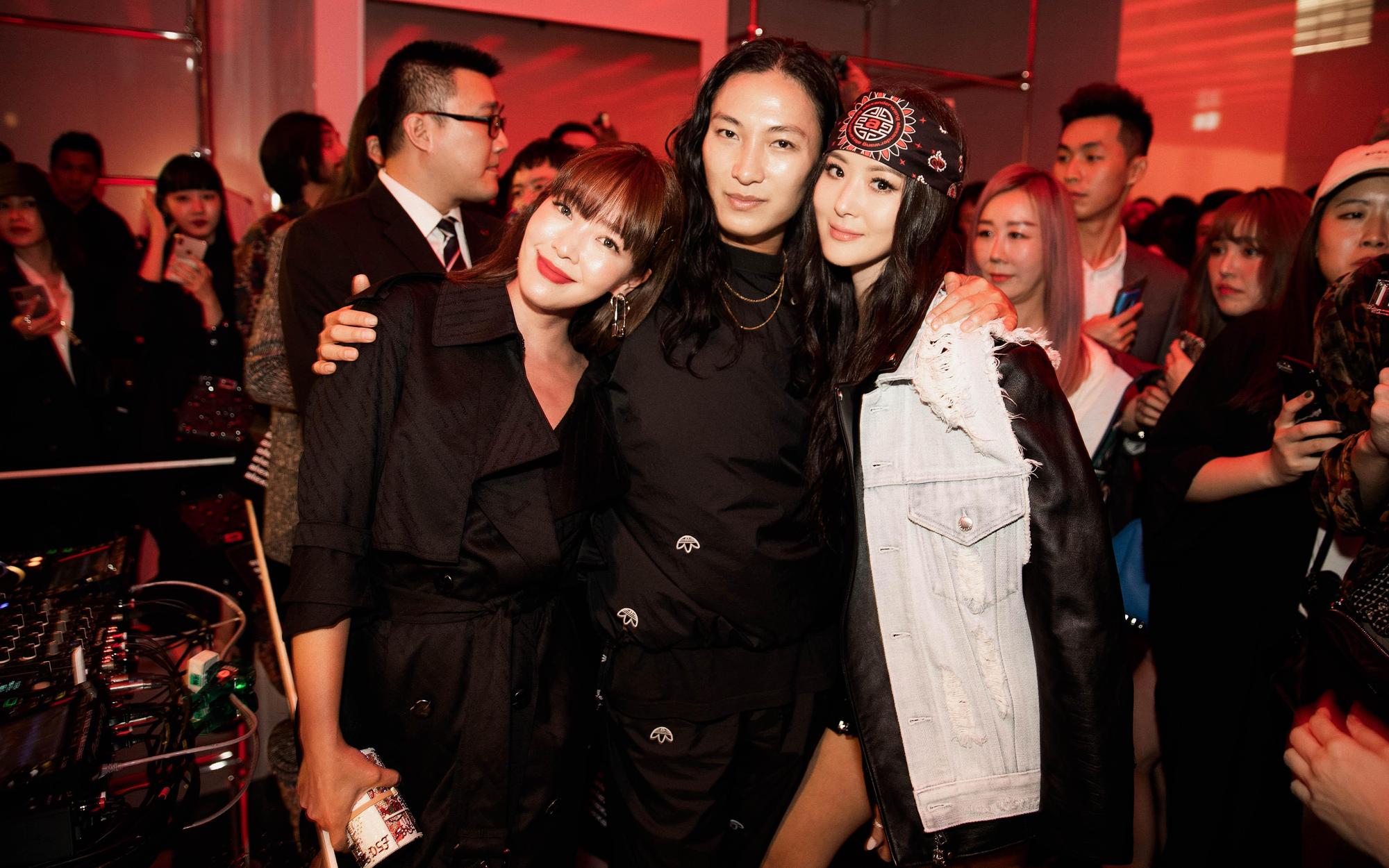 遲到許久的王大仁,派對上開心摟著孫芸芸、廖曉喬合影。(alexanderwang提供)