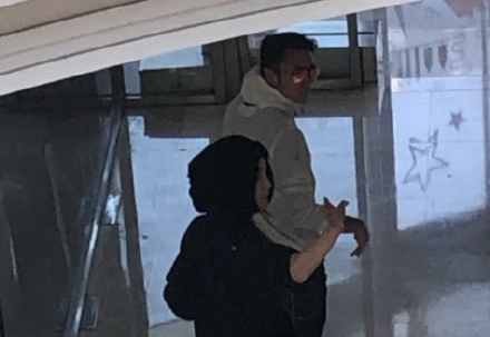 王菲和謝霆鋒被網友偶遇，留下難得的同框照。（翻攝自橘子娛樂微博）