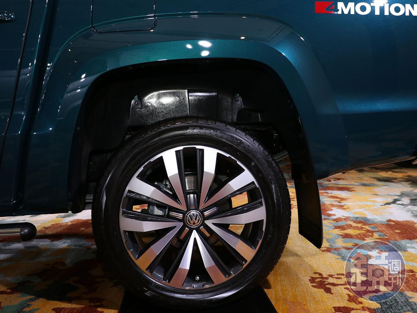 Amarok V6 Aventura配備了20吋鋁圈。