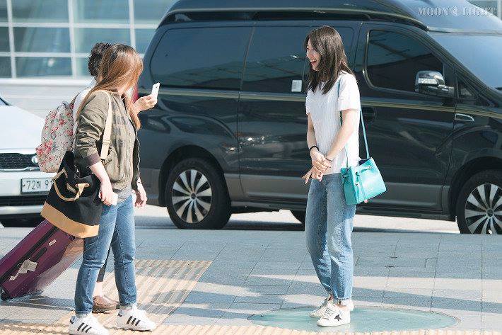 秀智在機場被大媽粉絲認出來，親切地擺姿勢讓對方拍照。（翻攝自網路）