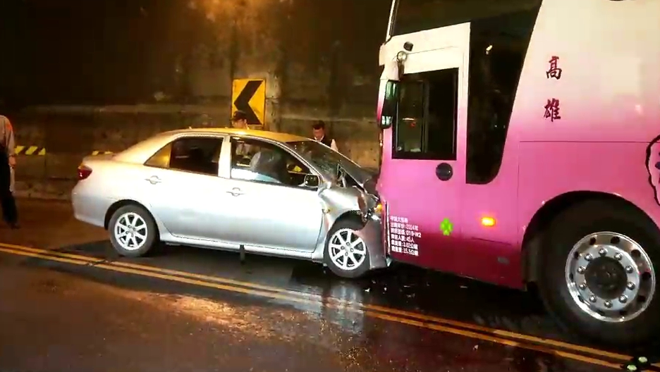 阿里山公路發生車禍，轎車撞上對向遊覽車，造成車頭潰縮全毀，車上5名乘客受傷。（警方提供）