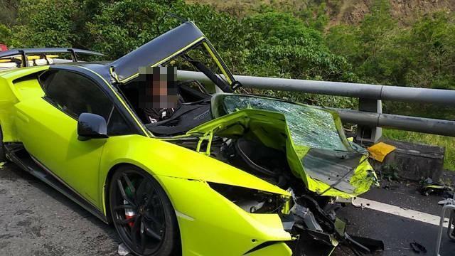 藍寶堅尼駕駛受困車內。（消防局提供）