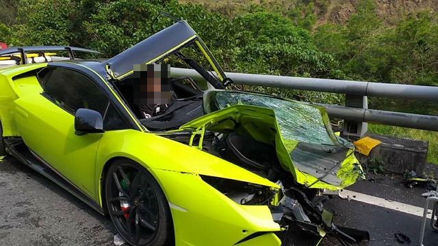 藍寶堅尼駕駛受困車內。（消防局提供）