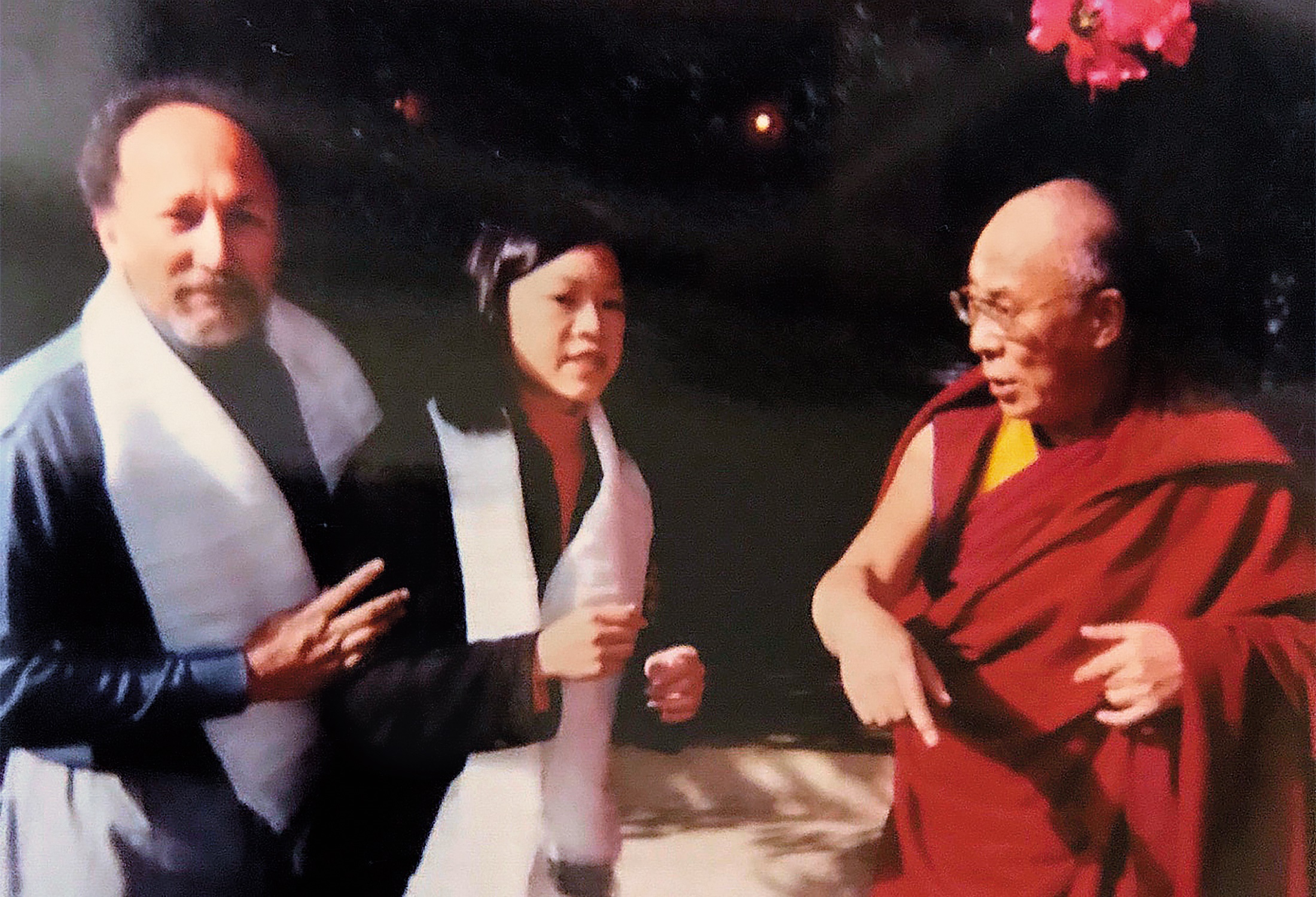 1999年達賴喇嘛（右）訪美，范琪斐（中）說那場專訪影響她甚鉅。左為攝影記者。（范琪斐提供）