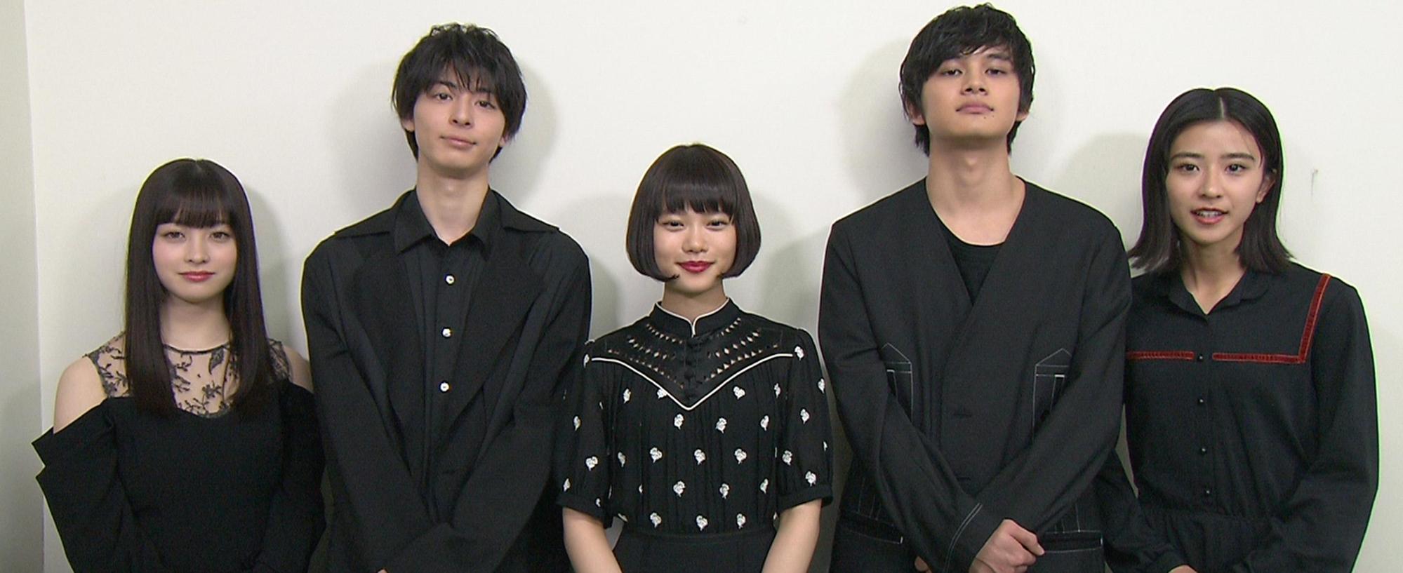 橋本環奈（左起）、高杉真宙、杉咲花、北村匠海、黑島結菜，錄製催票影片和台灣觀眾打招呼。（中影提供）