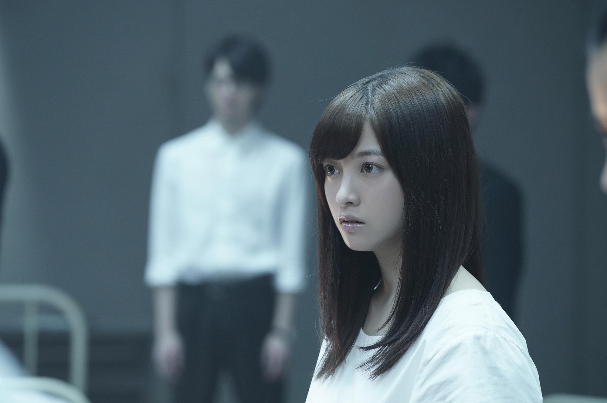 橋本環奈在《十二個想死的少年》飾演早早就出道、洞悉人心的童星。（中影提供）