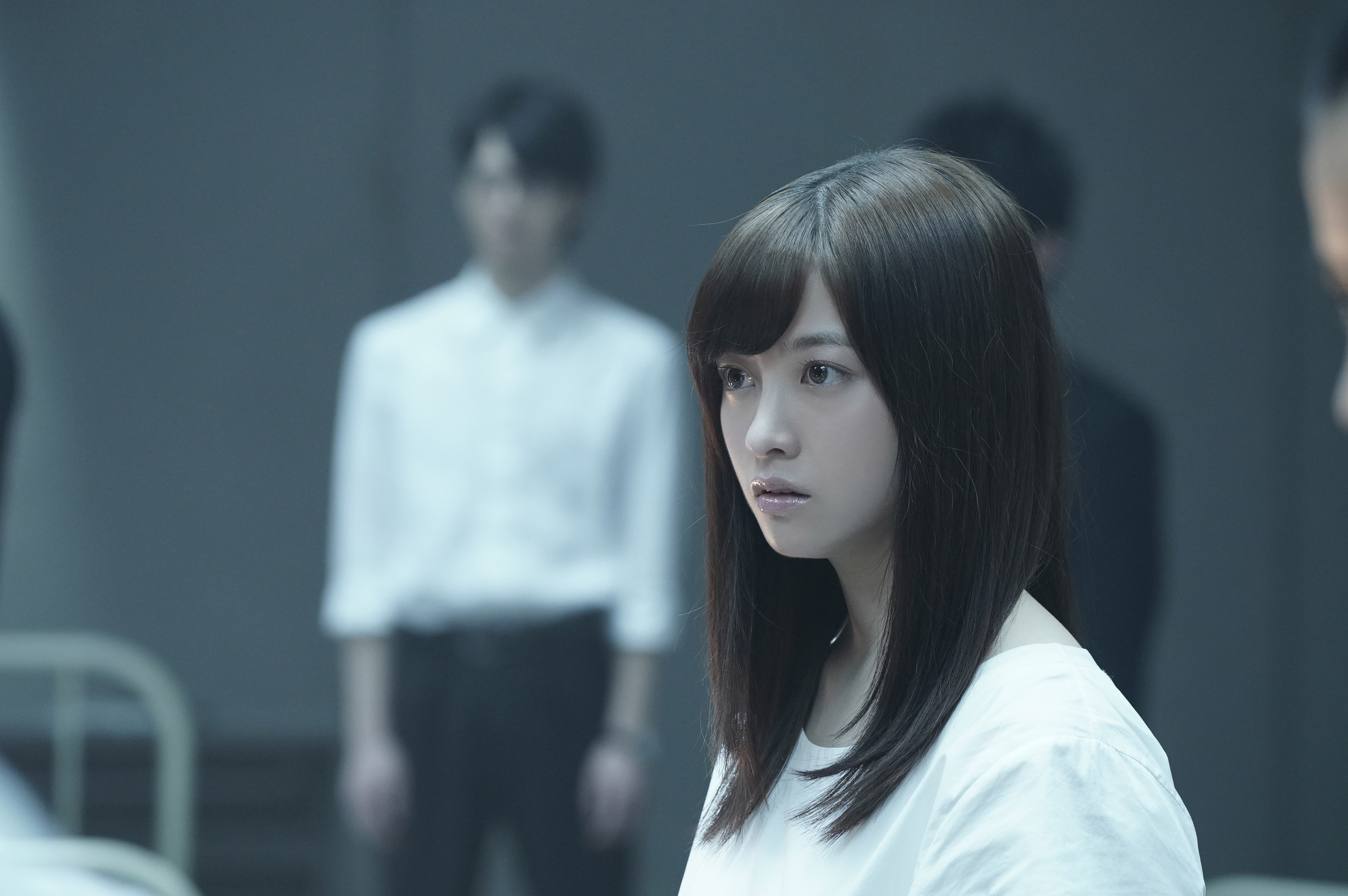 橋本環奈在《十二個想死的少年》飾演早早就出道、洞悉人心的童星。（中影提供）