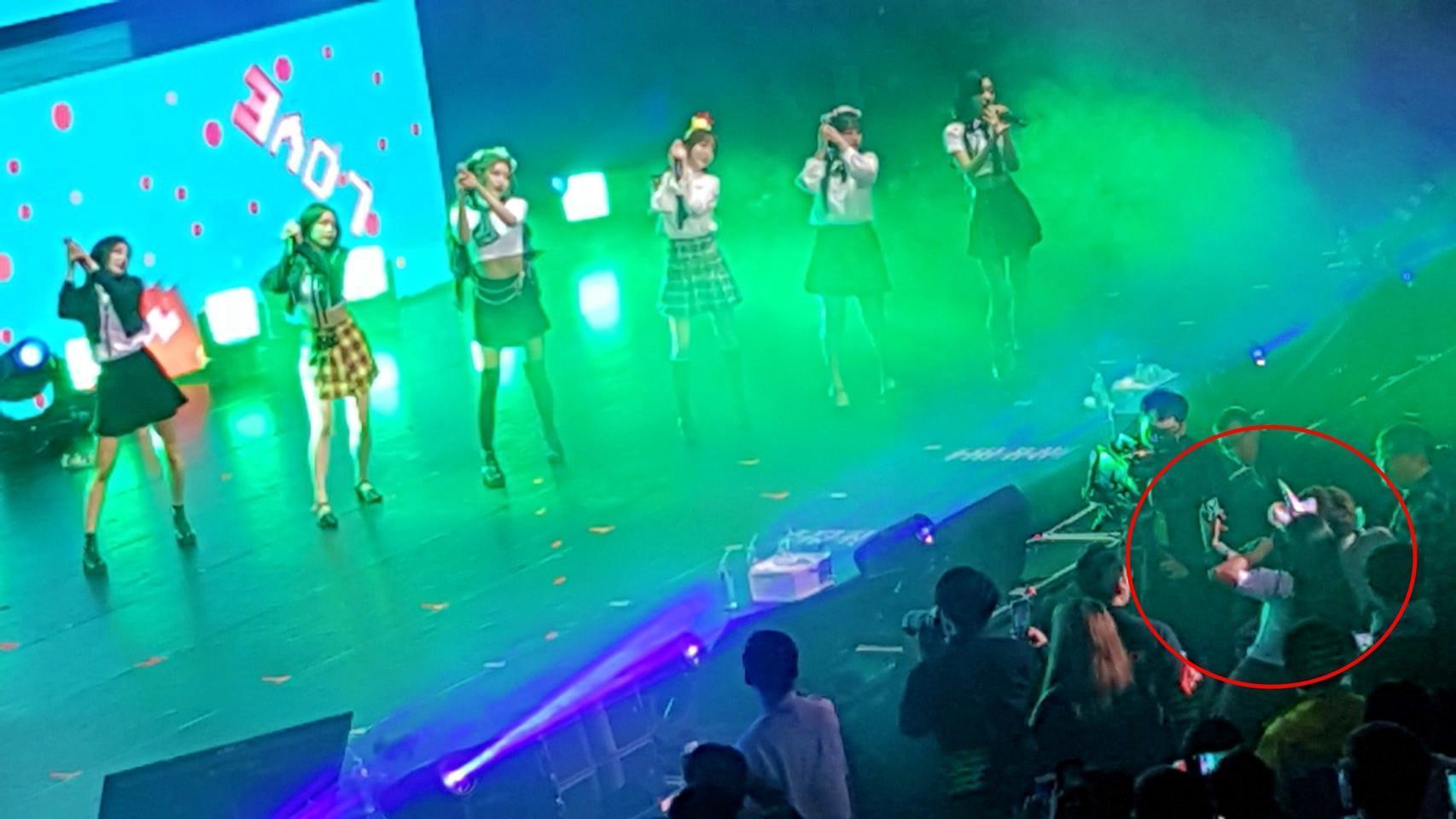 Lovelyz智秀走下台和粉絲合照，粉絲也很有禮貌沒有失控。（讀者提供）