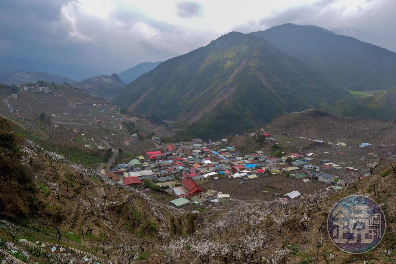 環山部落是少數置身山谷的聚落，四周被多座3,000公尺以上的高山環抱。 