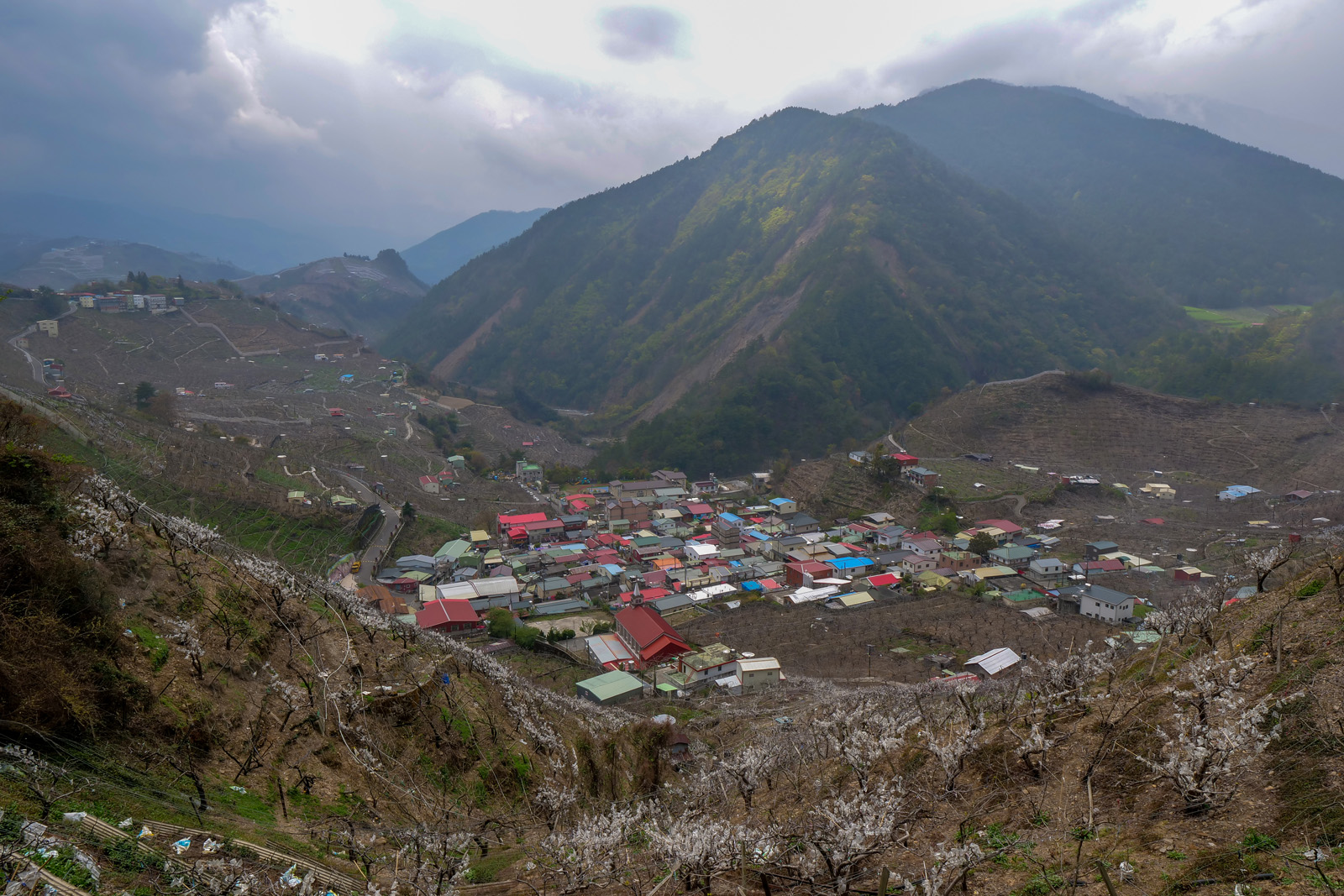 環山部落是少數置身山谷的聚落，四周被多座3,000公尺以上的高山環抱。 