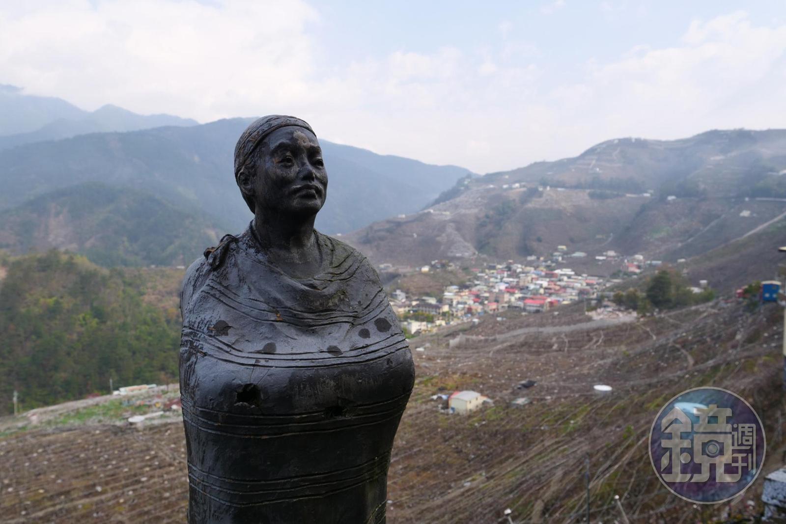 沿著公路彎進環山部落入口處，眼前是一座座泰雅族人的歡迎雕像。