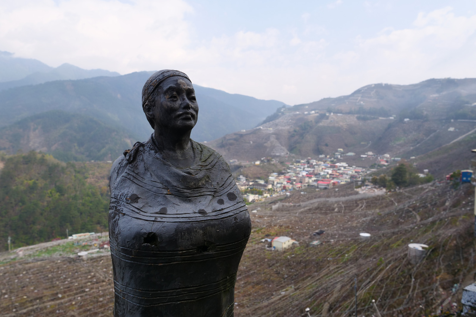 沿著公路彎進環山部落入口處，眼前是一座座泰雅族人的歡迎雕像。
