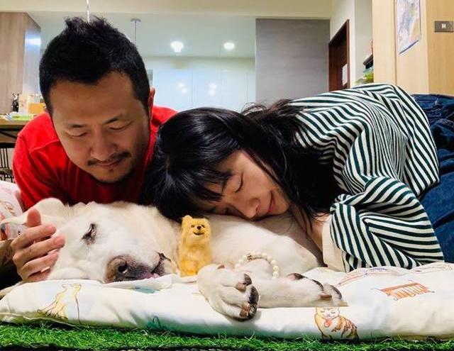 九把刀愛犬阿魯昨晚離世，他難得po出一家三口同框合照。（翻攝自九把刀臉書）
